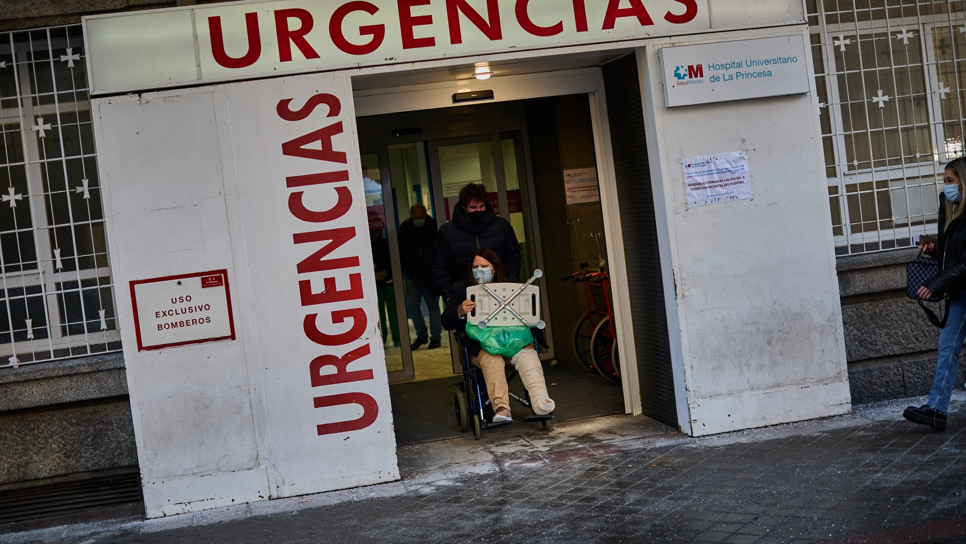 Servicio de urgencias del Hospital madrileño de La Princesa el día que se están registrando numerosas entradas por fracturas relacionadas con caídas provocadas por la nieve y el hielo después del paso de la borrasca Filomena por la capital.