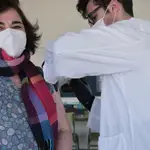 Un trabajador sanitario inyecta la vacuna de Pfizer-BioNTech contra la Covid-19