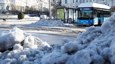 Vista de la nieve en la Plaza Cibeles en Madrid este martes donde los colegios se encuentran cerrados, los supermercados desabastecidos y los hospitales intentando recuperar la normalidad tras días de aislamiento por el temporal Filomena, cuyo rastro de nieve y hielo tardará días en desaparecer.