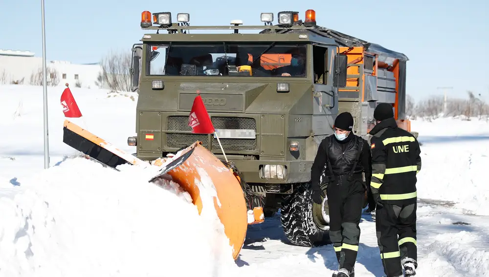 Una excavadora de la Unidad Militar de Emergencias durante la limpieza de una de las carreteras llenas de nieve tras el paso de la borrasca &quot;Filomena&quot;