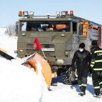 Una excavadora de la Unidad Militar de Emergencias durante la limpieza de una de las carreteras llenas de nieve tras el paso de la borrasca "Filomena"
