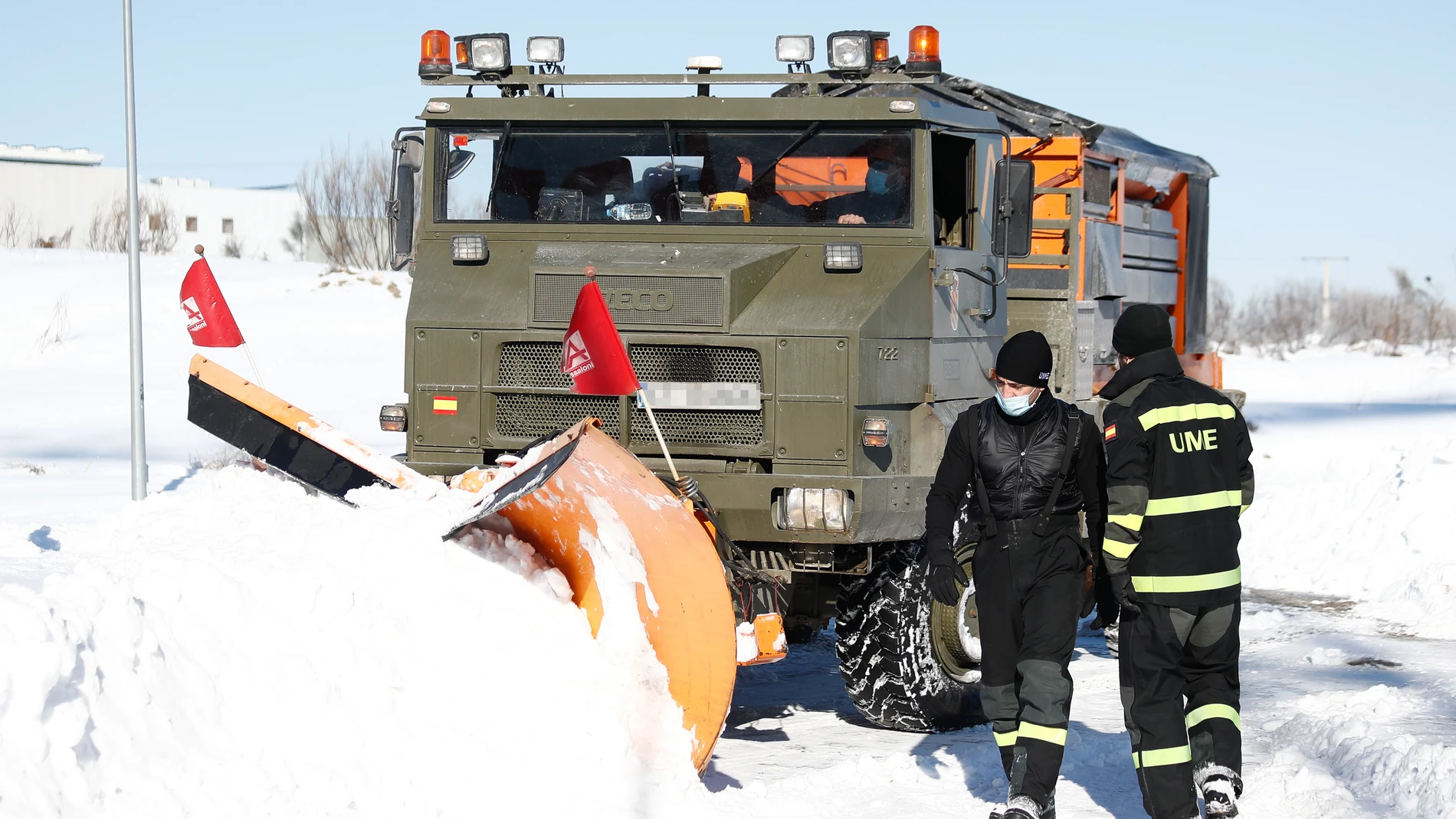 Una excavadora de la Unidad Militar de Emergencias durante la limpieza de una de las carreteras llenas de nieve tras el paso de la borrasca "Filomena"
