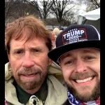 Una imagen publicada en Twitter sitúa a alguien con gran parecido físico a Chuck Norris en las inmediaciones del Capitolio estadounidense.