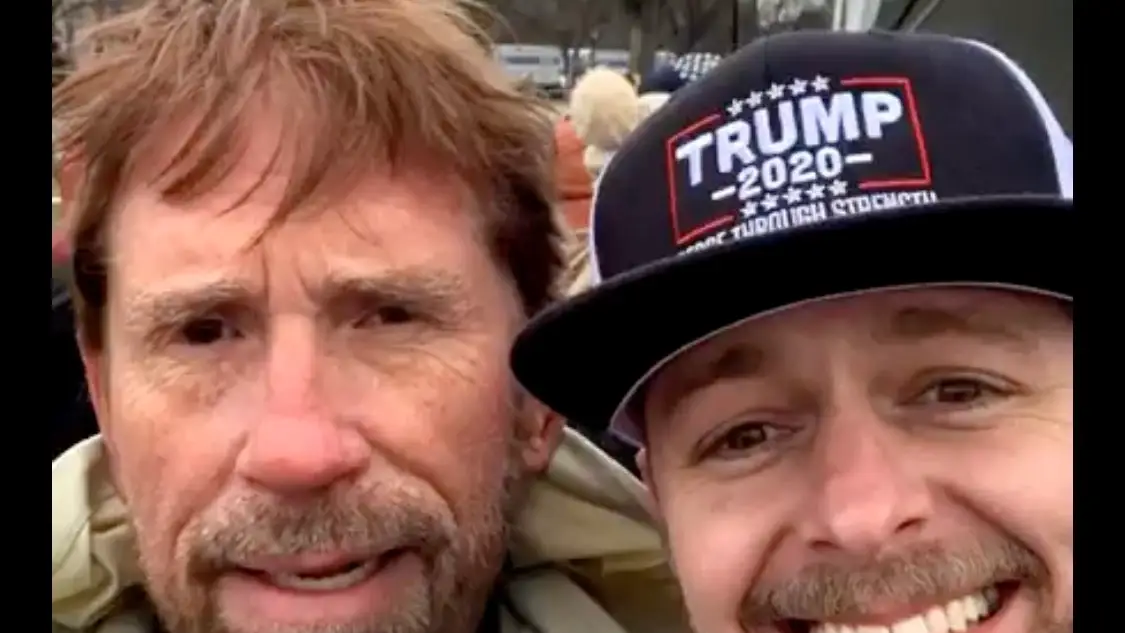Una imagen publicada en Twitter sitúa a alguien con gran parecido físico a Chuck Norris en las inmediaciones del Capitolio estadounidense.