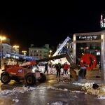 Operarios retiran nieve en la Puerta de Sol de Madrid