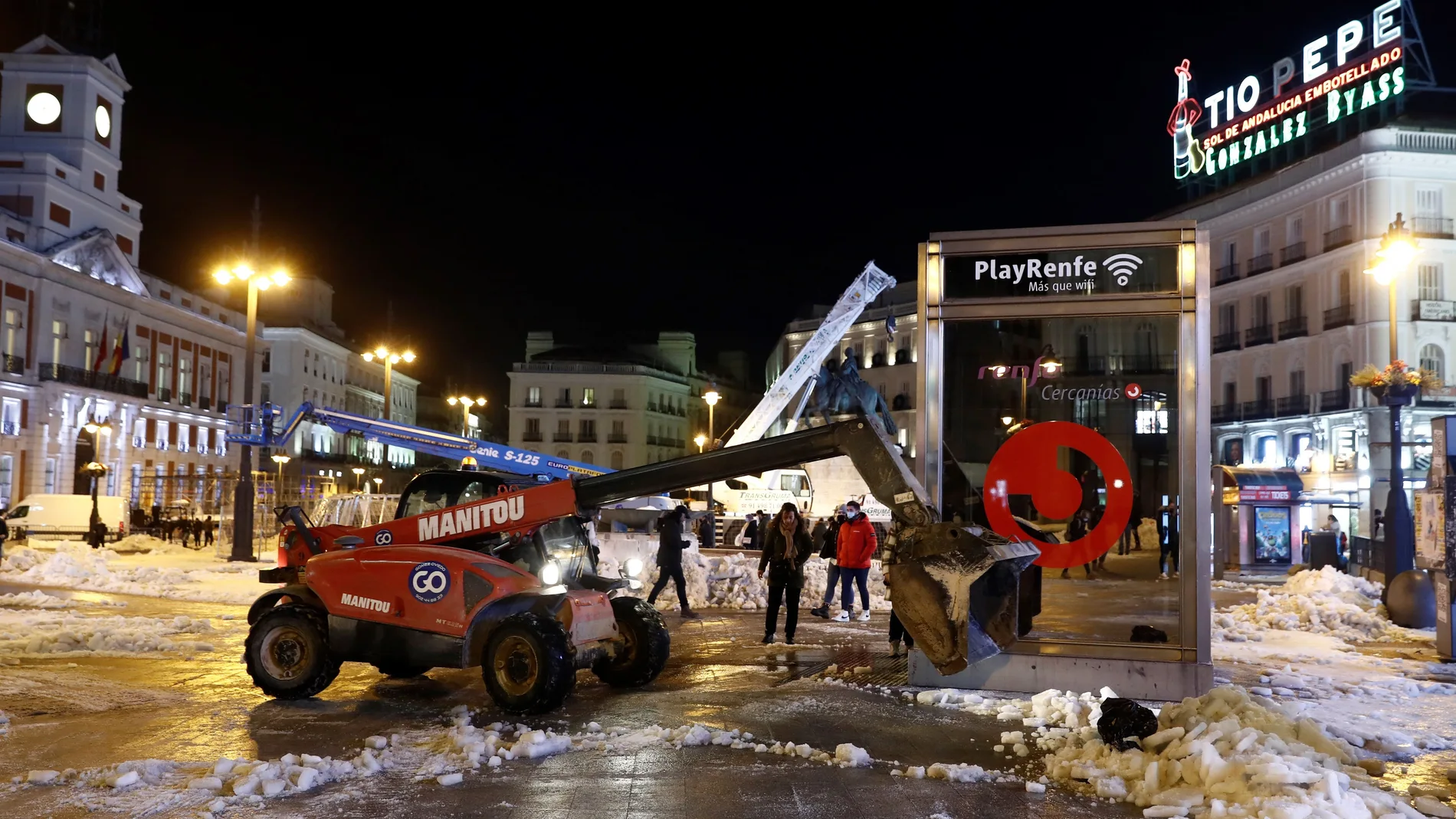 Operarios retiran nieve en la Puerta de Sol de Madrid