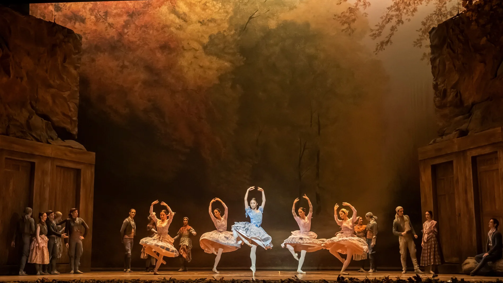 Integrantes de la Compañía Nacional de Danza llevan a cabo el ensayo del ballet romántico ''Giselle'', la última producción de la Compañía Nacional de Danza con coreografía de su director, Joaquín de Luz
