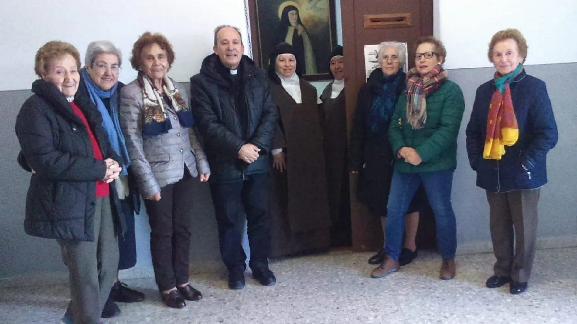 Tomás Muñoz, párroco de San Andrés de Ciudad Rodrigo, con un grupo de fieles