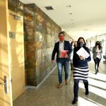 La secretaria de Organización del PSOE de Castilla y León, Ana Sánchez, en los pasillos de las Cortes junto al procurador socialista Ángel Hernández