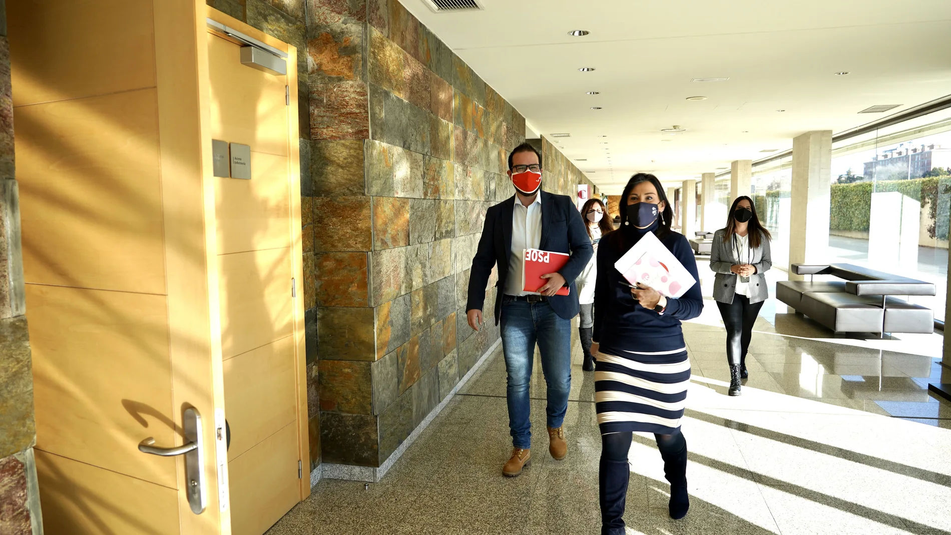 La secretaria de Organización del PSOE de Castilla y León, Ana Sánchez, en los pasillos de las Cortes junto al procurador socialista Ángel Hernández