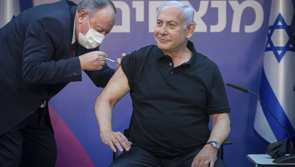 El «premier» israelí, Benjamin Netanyahu, se vacuna en un centro médico de Ramat Gan el pasado sábado