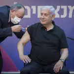 El «premier» israelí, Benjamin Netanyahu, se vacuna en un centro médico de Ramat Gan el pasado sábado