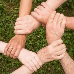 En abril, el 63% de los españoles reconocía sentir un vínculo emocional con sus allegados, 10 puntos más que antes del Estado de Alarma. A medida que se han ido relajando las restricciones sanitarias, este sentimiento de conexión ha descendido.