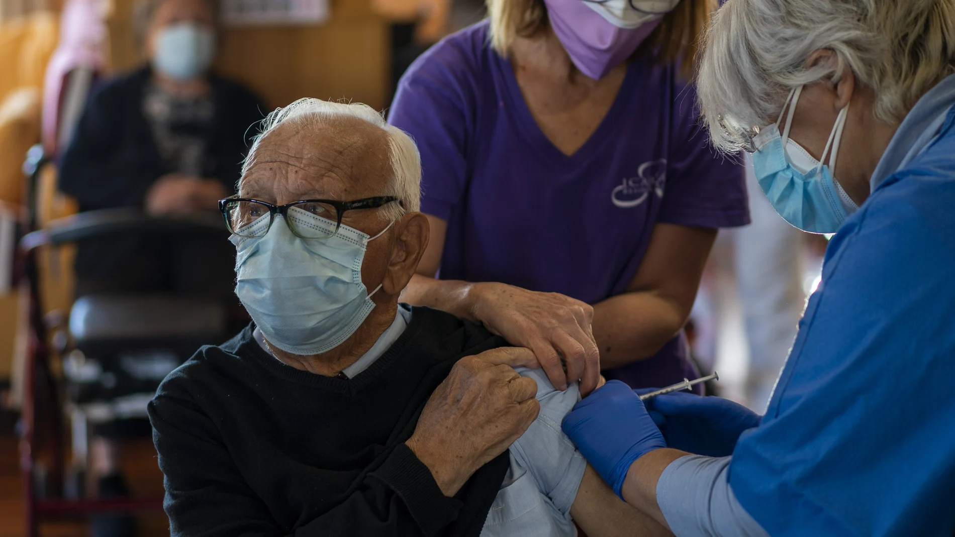 Unas enfermeras administran la vacuna de Pfizer-BioNTech en la residencia de ancianos Icaria en Barcelona.