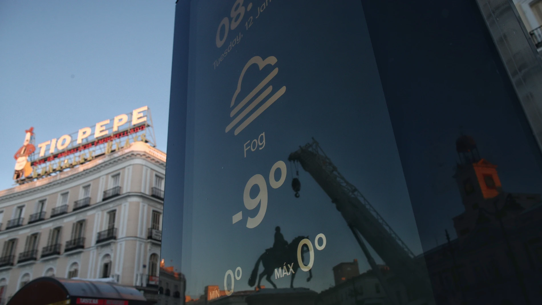 Un termómetro marca -9 grados en la Puerta del Sol, en Madrid