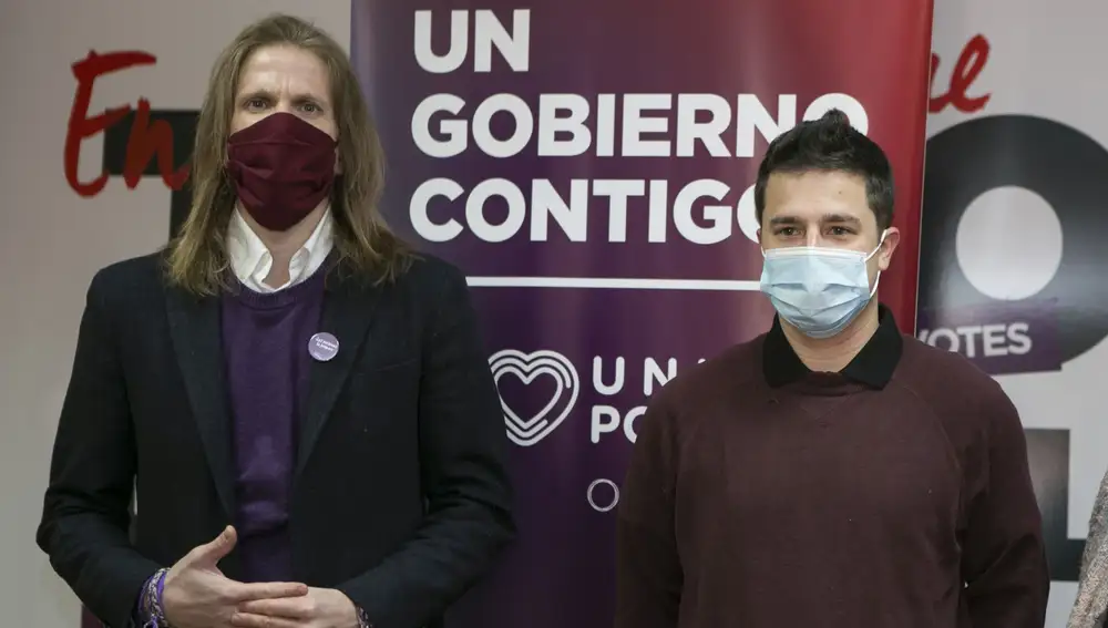 El secretario regional de Podemos, Pablo Fernández, junto al concejal xde la formación en Ólvega, Mario Calonge