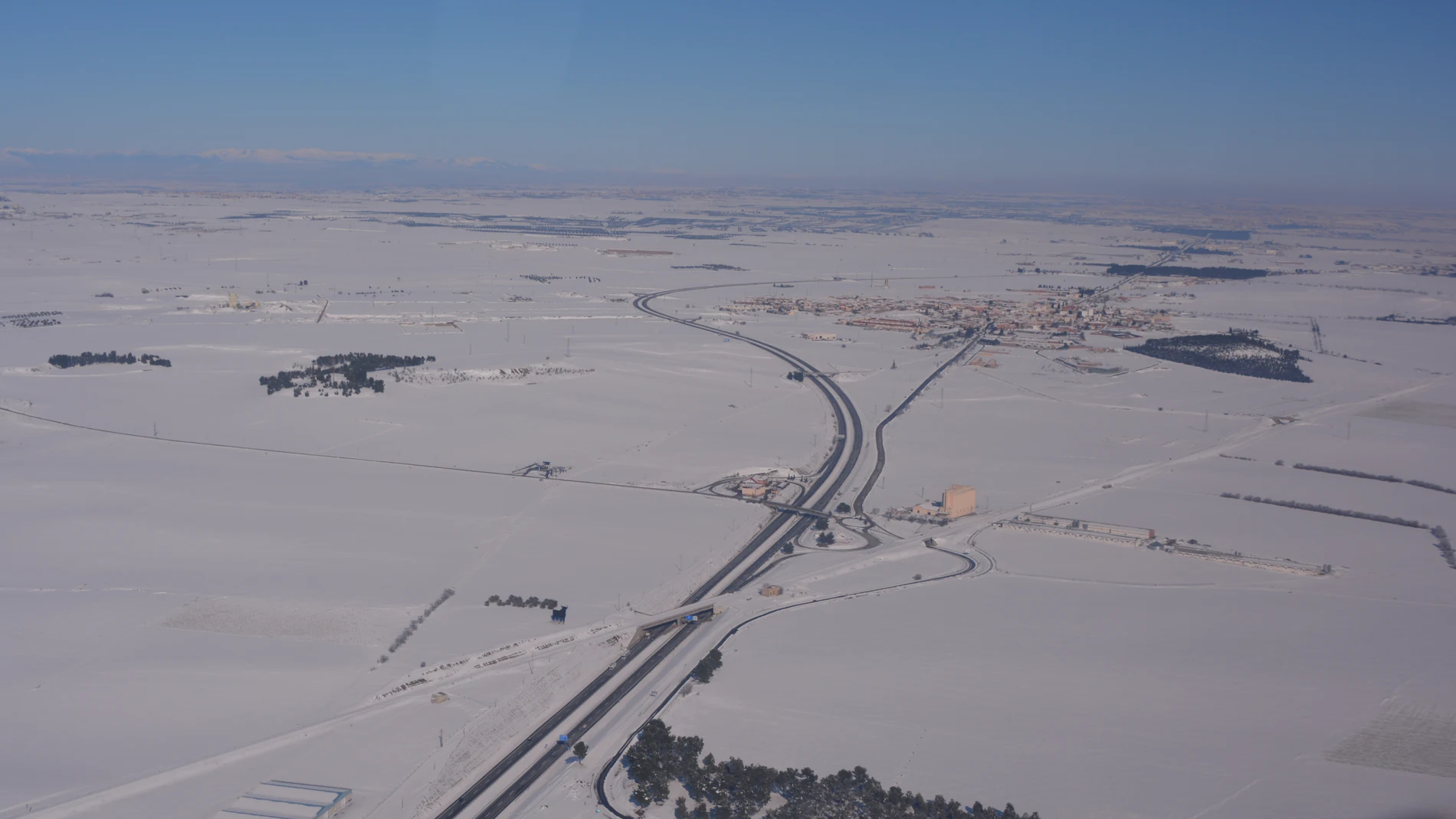 Varias carreteras españolas nevadas en Madrid
