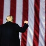 Trump levantando el puño durante un mitin el año pasado