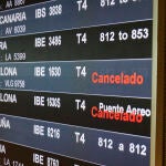 Panel indicativo de varios vuelos cancelados