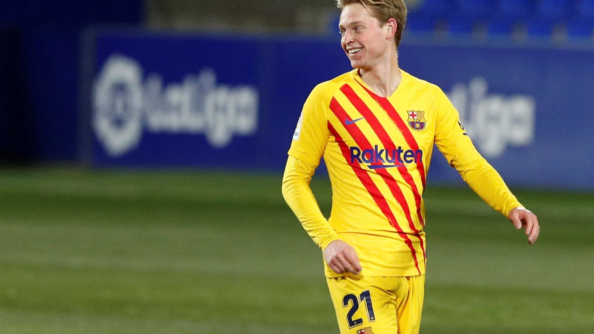 De Jong sonríe durante un partido del Barcelona