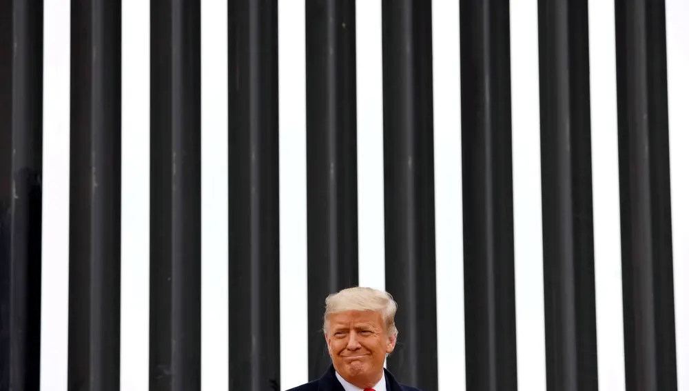 El aún presidente de Estados Unidos, Donald Trump, ayer en su visita al muro con México en Alamo, Texas.
