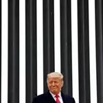 El aún presidente de Estados Unidos, Donald Trump, ayer en su visita al muro con México en Alamo, Texas.