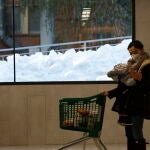 Madrileños reponiendo en los supermercados después de la nevada por la borrasca filomena