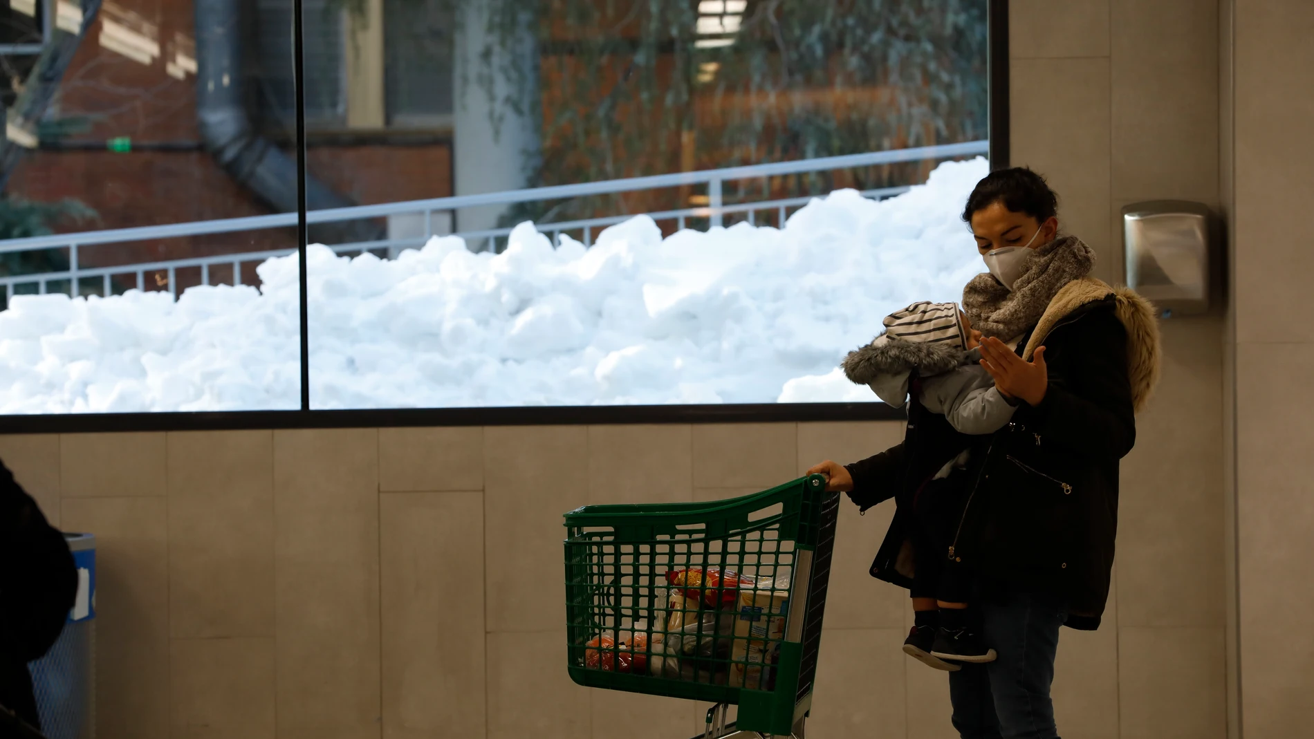 Madrileños reponiendo en los supermercados después de la nevada por la borrasca filomena