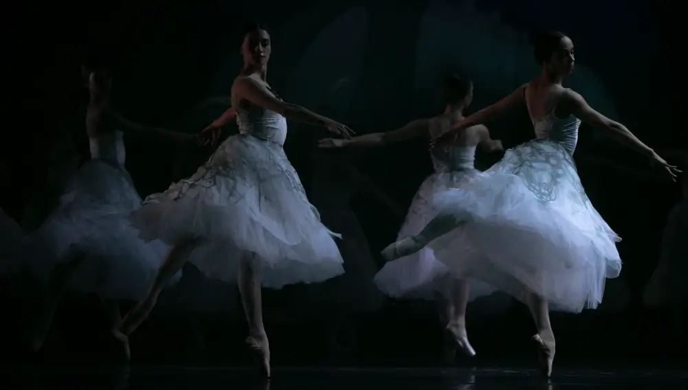 Ballet Giselle durante un ensayo general en el Teatro de la Maestranza por la Compañía Nacional de Danza.
