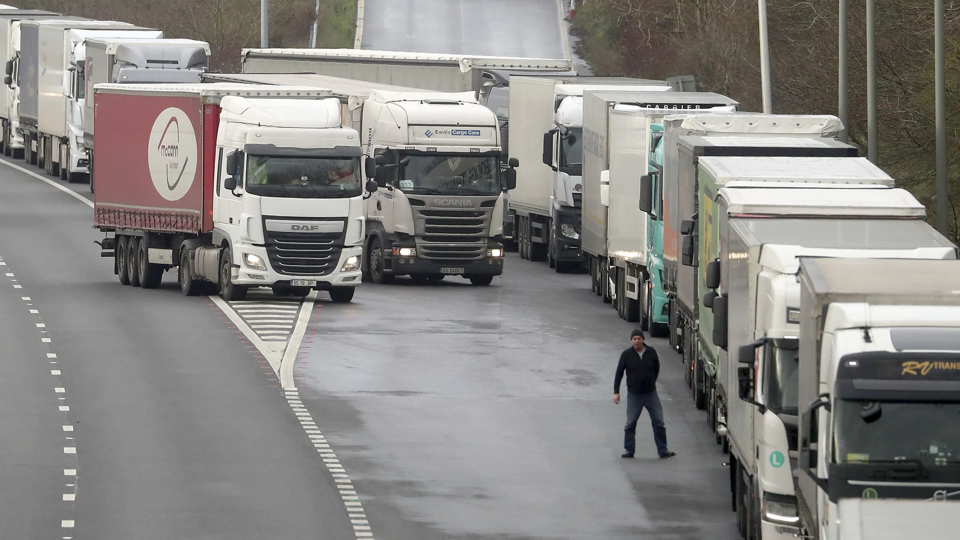 La federación precisó que son decenas de miles de transportistas los que estos días permanecen bloqueados en suelo británico