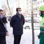 El líder del PP Pablo Casado y el alcalde de Madrid, Martínez Almeida conversan con un operario que trabaja en las labores de limpieza de la nieve