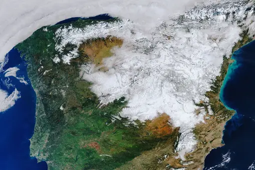 La histórica imagen de la Península Ibérica cubierta de nieve vista desde el espacio