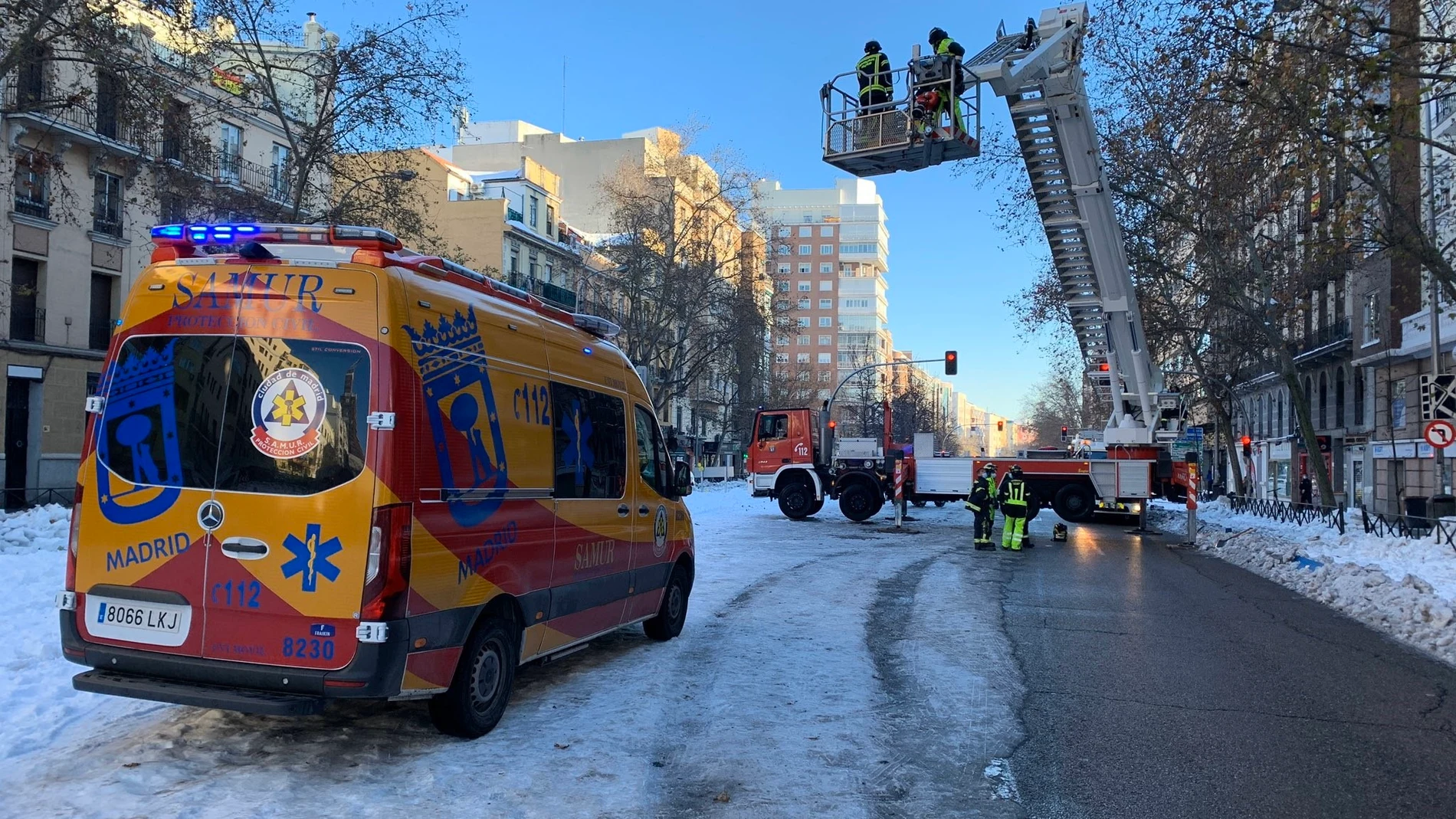 Una ambulancia del Samur ha acudido a la zona de forma preventiva, pero no ha tenido que asistir a ninguna persona.