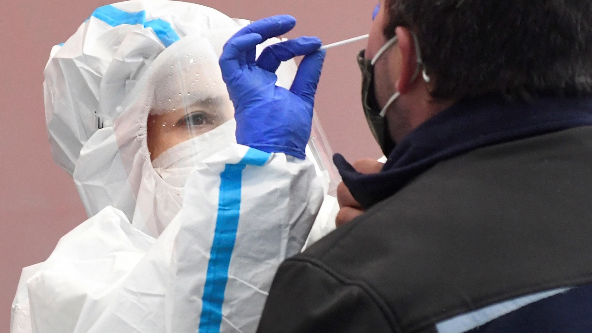 Una sanitaria toma una muestra a un vecino durante el cribado masivo llevado a cabo en el polideportivo municipal de la localidad segoviana de Cantalejo