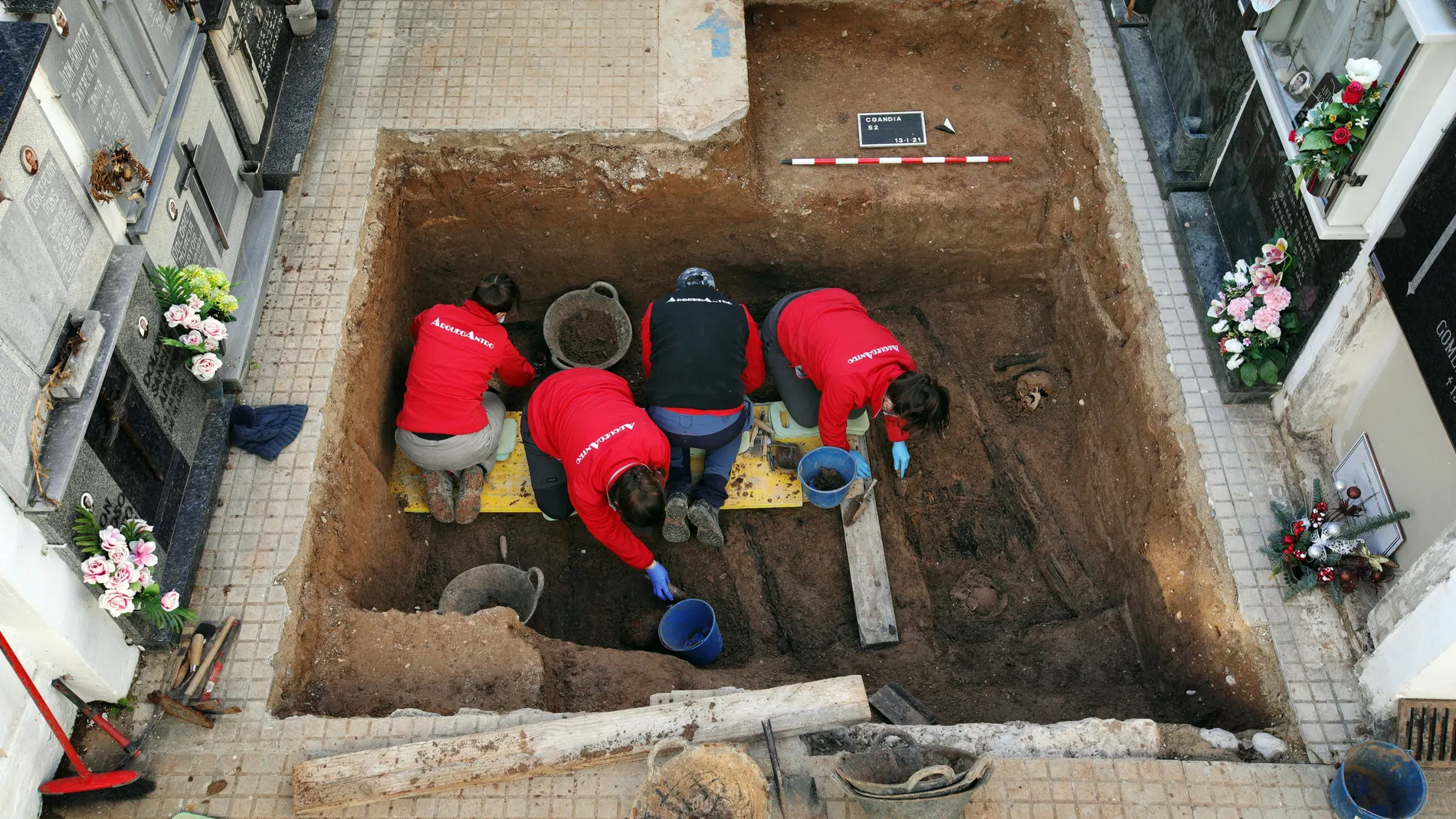 Varios arqueólogos trabajan en la exhumación de víctimas de la Guerra Civil y el franquismo en el cementerio Municipal de Gandía