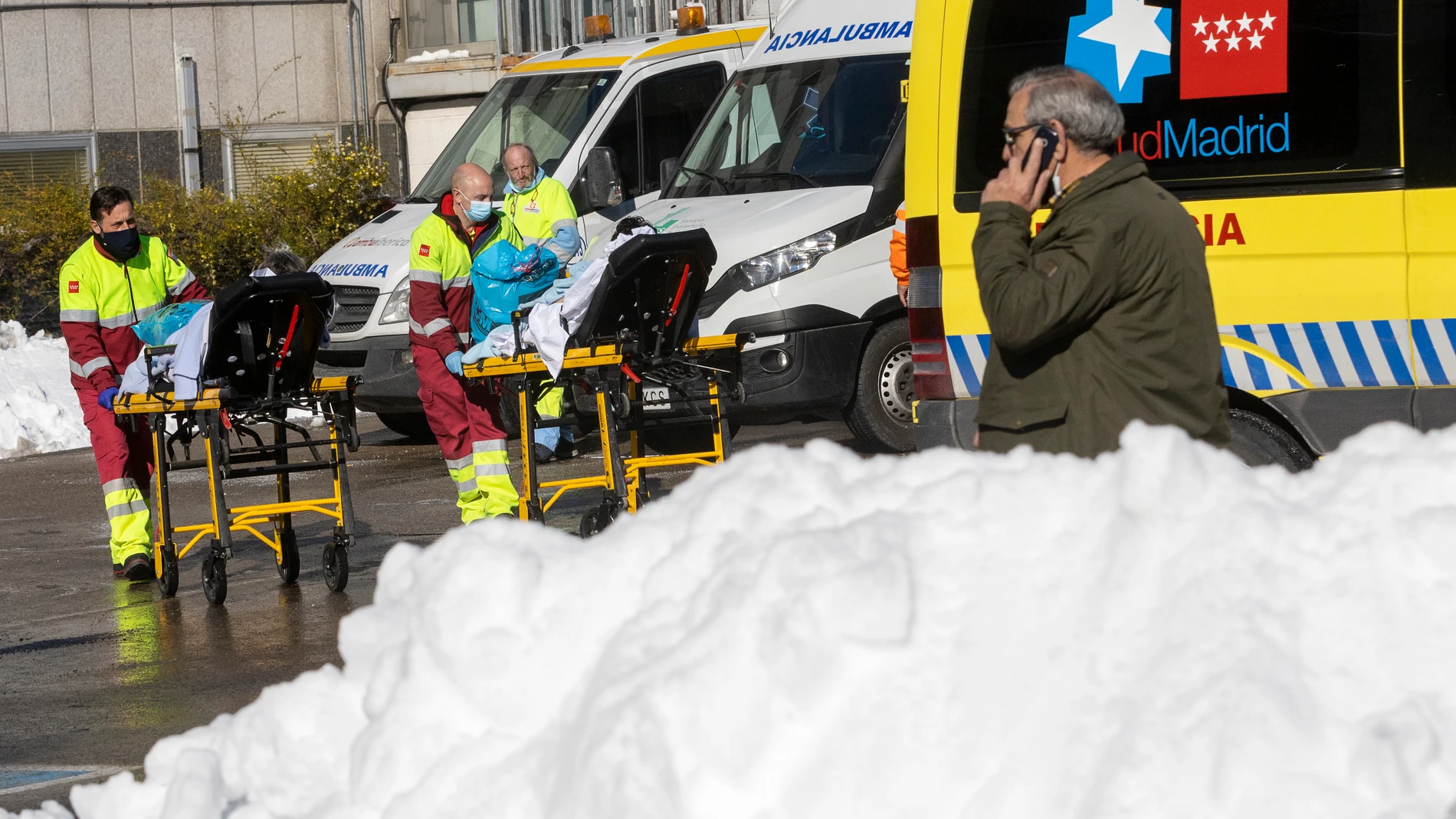 Llegada de enfermos a las Urgencias del Hospital La Paz de Madrid