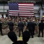 El anterior vicepresidente de EEUU Mike Pence hablando con los soldados norteamericanos en la base alemana de Ramstein