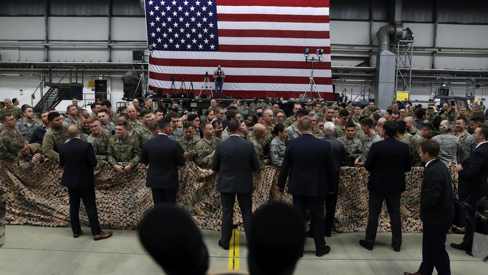 El anterior vicepresidente de EEUU Mike Pence hablando con los soldados norteamericanos en la base alemana de Ramstein