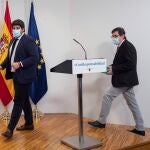 El presidente de la Comunidad de Murcia Fernando López Miras acompañado por el consejero de salud Manuel Villegas
