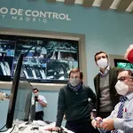 El líder del PP, Pablo Casado visita con el alcalde de Madrid, Martínez Almeida la central de control de la EMT