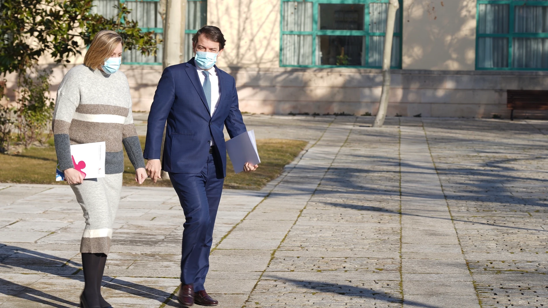 El presidente Alfonso Fernández Mañueco y la consejera Isabel Blanco antes de anunciar el incremento de las prestaciones