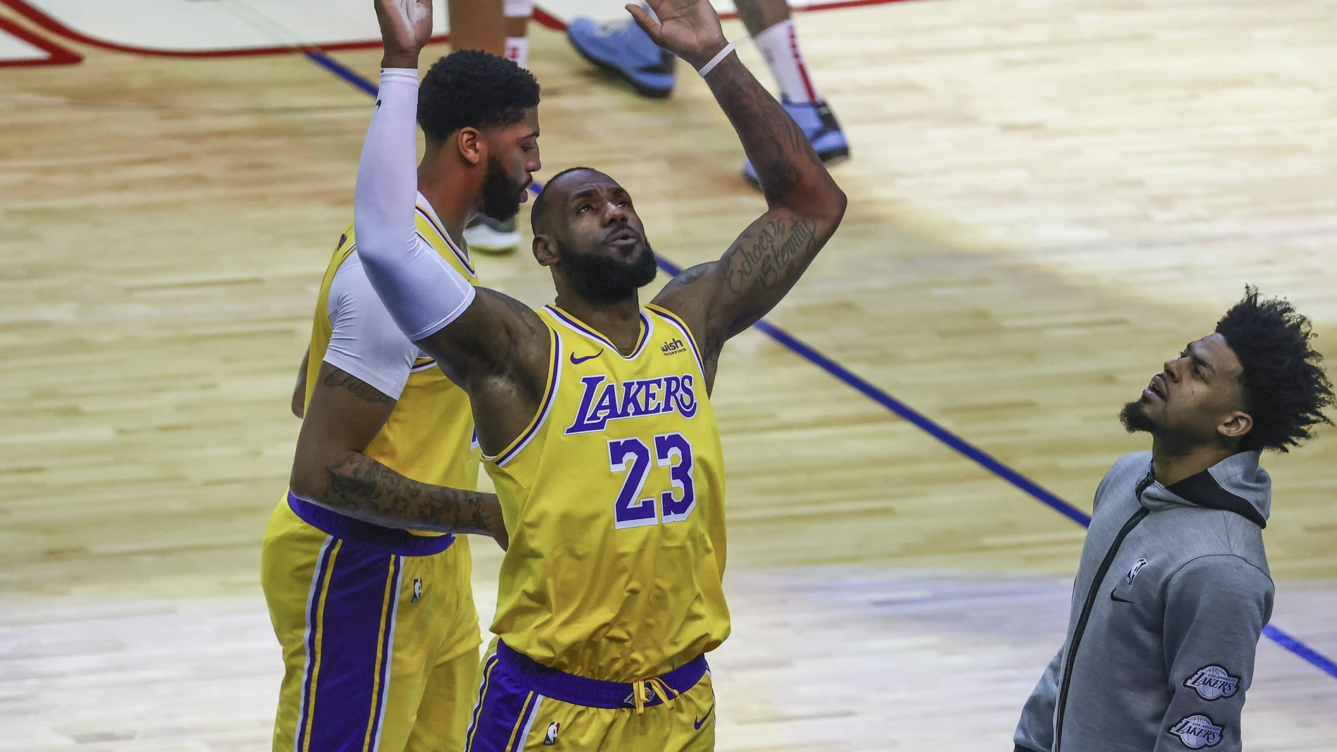 LeBron James y su ritual antes del comienzo de los partidos. Después, los Lakers tumbaron a los Rockets (117-110)