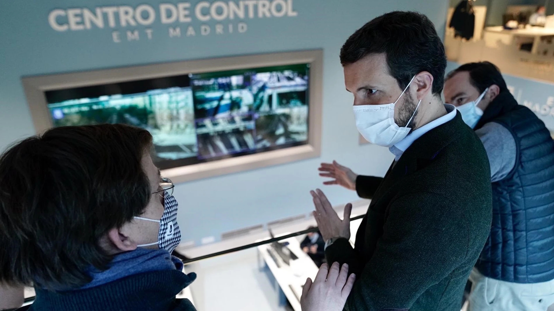 El líder del PP, Pablo Casado, visita la sede central de la EMT junto al alcalde de Madrid, José Luis Martínez-Almeida. En Madrid, a 13 de enero de 2021.