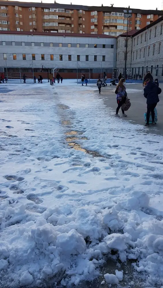 Alumnos del Colegio San José acuden a clase estos días con la nieve acumulada todavía de la borrasca Filomena