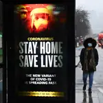 Un cartel en Londres intenta concienciar de los peligros de las reuniones sociales