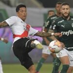 Enzo Pérez despeja un balón en un partido de la Copa Libertadores contra Palmeiras.