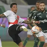 Enzo Pérez despeja un balón en un partido de la Copa Libertadores contra Palmeiras.