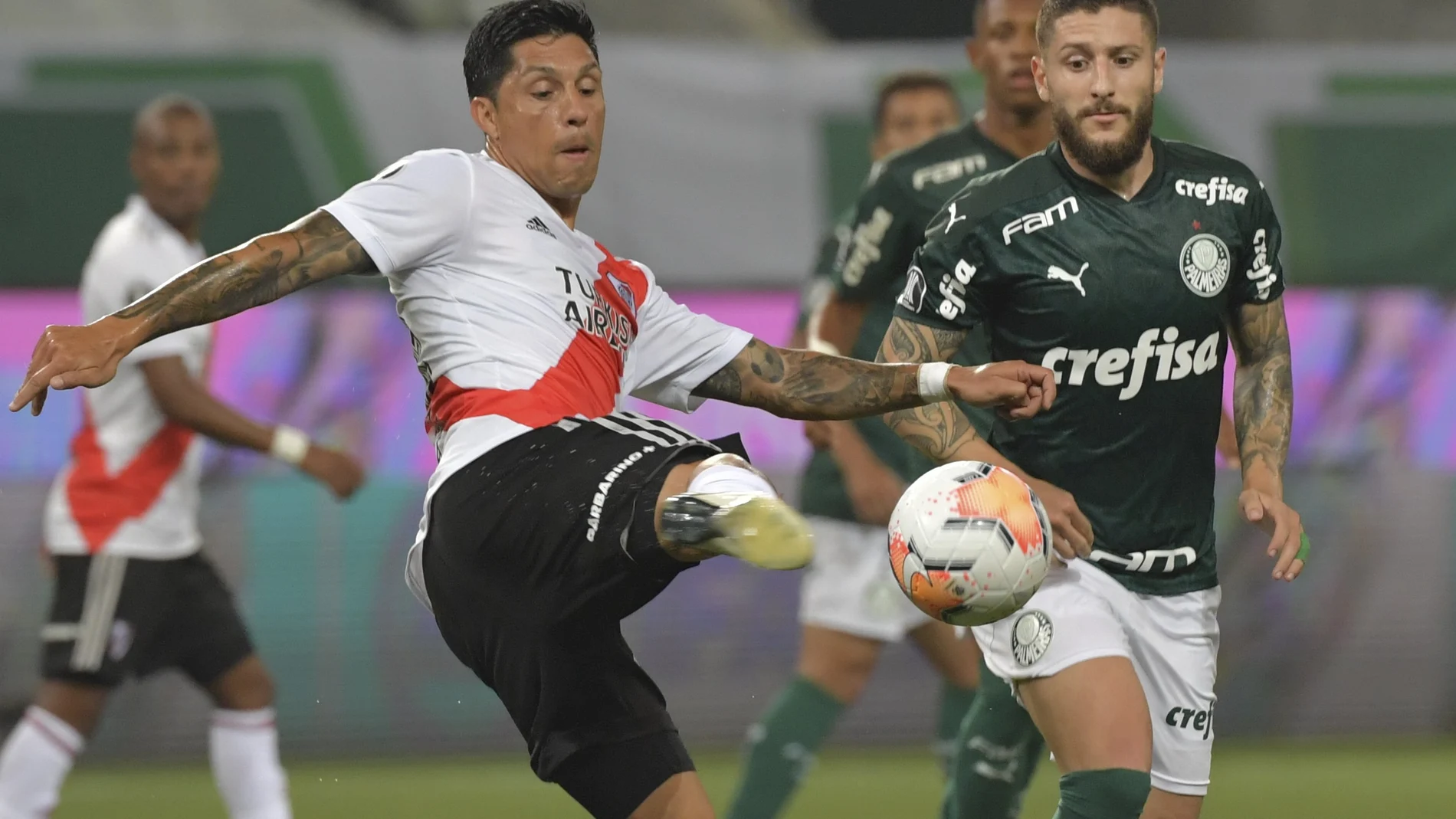 Enzo Pérez despeja un balón en un partido de la Copa Libertadores contra Palmeiras.
