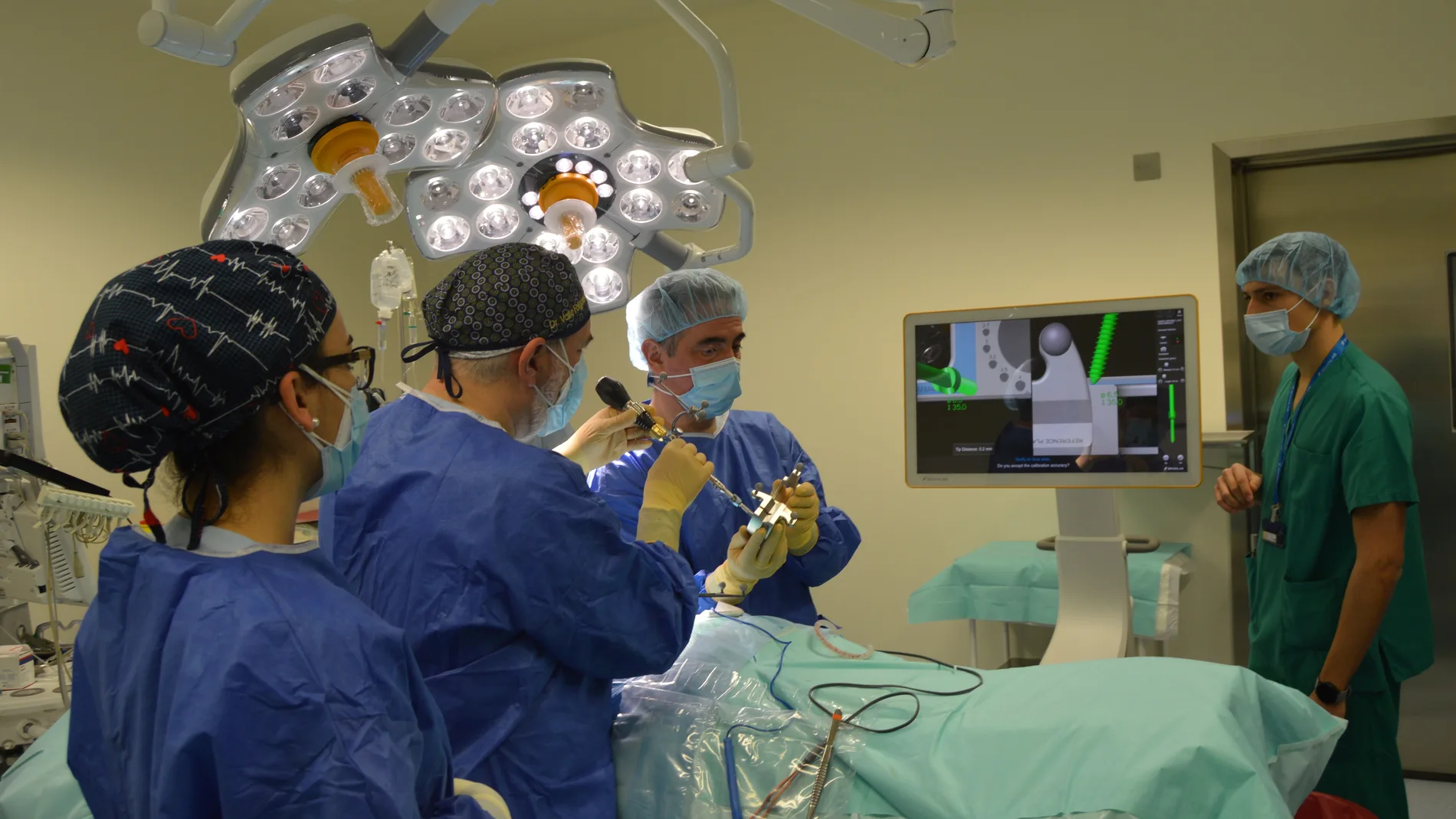 El Hospital San Juan de Dios de León estrena un equipo puntero en cirugía avanzada de la columna vertebral