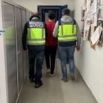 Imagen del detenido, custodiado por la Policía Nacional